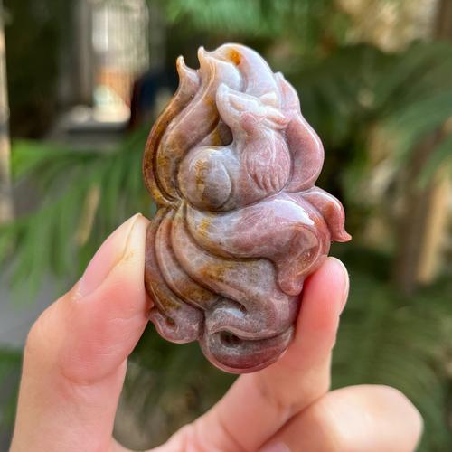 珊瑚玉雕刻件天然色彩珊瑚玉菊花石玉石挂件自然光九尾狐挂件